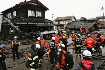 Lực lượng cứu hỏa và cảnh sát tiến hành công tác tìm kiếm và cứu nạn tại thành phố Suzu, tỉnh Ishikawa, Nhật Bản, ngày 3/1/2024. (Ảnh: KYODO)