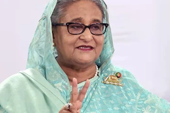 Bà Sheikh Hasina phát biểu trước truyền thông sau khi đã bỏ phiếu. Ảnh: Văn phòng Thủ tướng Bangladesh.