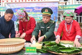 Lãnh đạo Bộ Chỉ huy Bộ đội Biên phòng tỉnh Hà Giang cùng người dân gói bánh chưng.