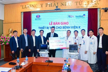 Ông Dương Văn Quân - Giám đốc VietinBank thành phố Hà Nội trao biểu trưng bàn giao thiết bị y tế cho Bệnh viện K.