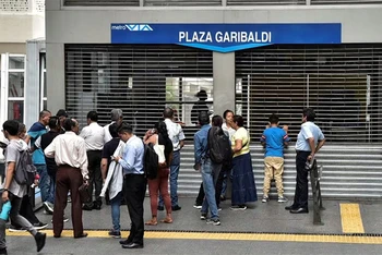 Người dân đứng bên ngoài nhà ga Plaza Garibaldi vừa bị đóng cửa sau khi bạo lực bùng phát, ngày 9/1/2024. Ảnh: REUTERS