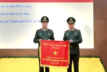 Bộ trưởng Tô Lâm trao cờ thi đua của Chính phủ năm 2023 cho Công an tỉnh Lai Châu năm 2023 tại Hội nghị Công an toàn quốc.