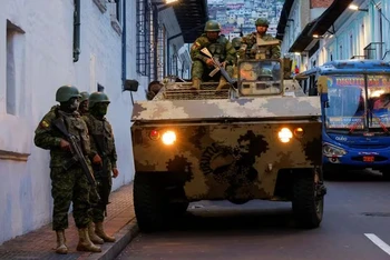 Xe bọc thép chở các binh sĩ tuần tra tại khu trung tâm thành phố Quito, ngày 9/1/2024. (Ảnh: REUTERS)