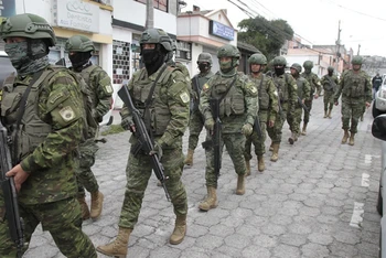 Cảnh sát Ecuador tuần tra tại Quito, sau khi Tổng thống Daniel Noboa ban bố tình trạng "xung đột vũ trang trong nước," ngày 9/1/2024. (Ảnh: THX/TTXVN)