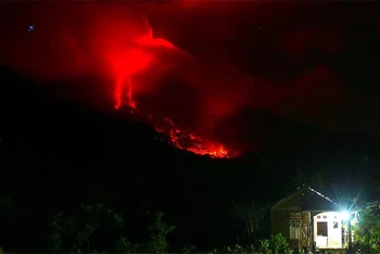 Dung nham phun trào từ núi lửa Lewotobi Laki-laki, ngày 14/1/2024. (Ảnh: ANTARA)