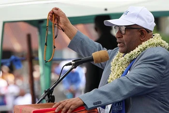 Tổng thống Comoros Azali Assoumani phát biểu trước người ủng hộ, ngày 9/1/2024. (Ảnh: REUTERS)