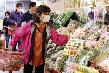 Người tiêu dùng mua sắm tại siêu thị ở Tokyo, Nhật Bản. (Ảnh: KYODO/TTXVN)