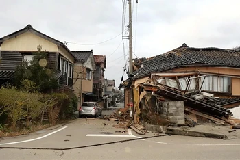 Ngôi nhà tại thành phố Wajima bị đổ sập sau trận động đất ngày 1/1. Ảnh: REUTERS