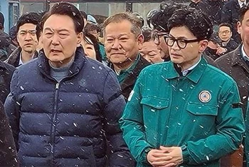Tổng thống Hàn Quốc Yoon Suk Yeol (bên trái) cùng lãnh đạo đảng Quyền lực nhân dân (PPP) cầm quyền Han Dong-hoon thị sát hiện trường vụ cháy chợ hải sản. (Ảnh: YONHAP)