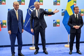 Tổng thống Thổ Nhĩ Kỳ Tayyip Erdogan, Tổng Thư ký NATO Jens Stoltenberg và Thủ tướng Thụy Điển Ulf Kristersson (từ bên trái sang) trước lúc tham gia Hội nghị thượng đỉnh NATO tại Lithuania, ngày 10/7/2023. Ảnh: REUTERS