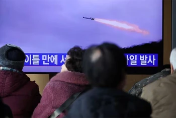 Người dân tại Seoul, Hàn Quốc, theo dõi bản tin về vụ phóng tên lửa của Triều Tiên, ngày 30/1/2024. Ảnh: REUTERS