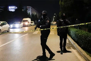 Cảnh sát bảo vệ gần nhà máy Procter & Gamble tại tỉnh Kocaeli, Thổ Nhĩ Kỳ, ngày 1/2/2024. Ảnh: REUTERS