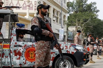 Lực lượng bán quân sự đứng gác trên một tuyến đường tại thành phố Karachi, Pakistan, ngày 7/2/2024. Ảnh: REUTERS