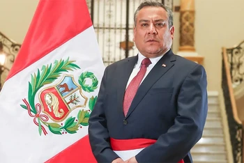Tân Thủ tướng Peru Gustavo Adrianzen. (Ảnh: CNN)