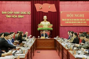 Đồng chí Nguyễn Phi Long, Bí thư Tỉnh ủy Hòa Bình (giữa) chủ trì Hội nghị.