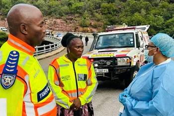 Lực lượng ứng phó khẩn cấp có mặt tại hiện trường vụ tai nạn tại tỉnh Limpopo, Nam Phi, ngày 28/3/2024. (Ảnh: Reuters)
