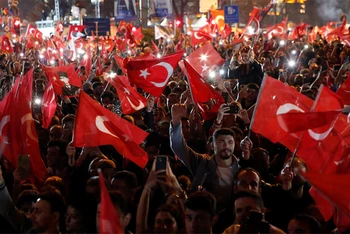 Đám đông ủng hộ Thị trưởng Istanbul Ekrem Imamoglu ăn mừng chiến thắng sau khi có kết quả kiểm phiếu sơ bộ, ngày 1/4/2024. (Ảnh: Reuters)