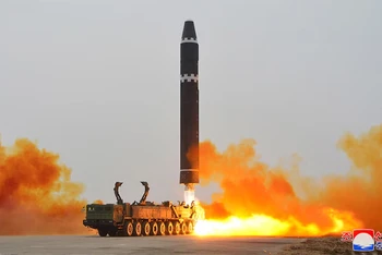 Tên lửa đạn đạo liên lục địa Hwasong-15 được phóng từ Sân bay quốc tế Bình Nhưỡng, Triều Tiên, ngày 18/2/2023. (Ảnh: KCNA)
