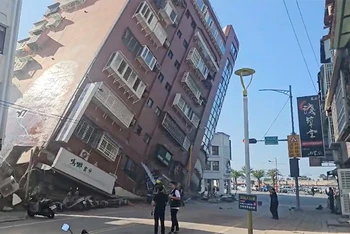 Tòa nhà bị sập tại huyện Hoa Liên, phía đông Đài Loan (Trung Quốc), ngày 3/4/2024. (Ảnh: AP)