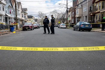 Người dân và cảnh sát đứng bên ngoài những ngôi nhà bị hỏng một phần sau trận động đất ngày 5/4/2024, tại Newark, bang New Jersey, Mỹ. (Ảnh: Reuters)