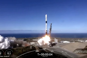 Tên lửa SpaceX Falcon 9 mang theo vệ tinh do thám đầu tiên của Hàn Quốc được phóng từ California, Mỹ, tháng 12/2023. (Ảnh: Reuters)