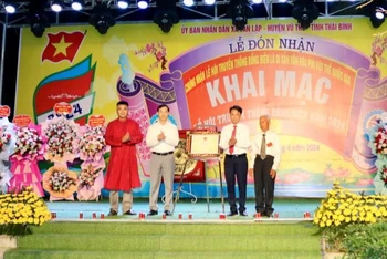 Chính quyền địa phương đón nhận Bằng công nhận Lễ hội Bổng Điền là Di sản Văn hóa phi vật thể quốc gia. (Ảnh: TIÊN DUNG)