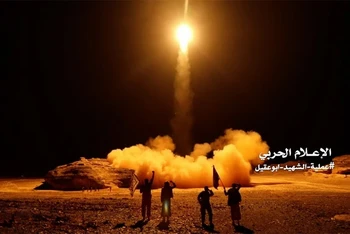 Hình ảnh từ video cho thấy phiến quân Houthi phóng một tên lửa đạn đạo từ thủ đô Sanaa (Yemen). (Ảnh: AFP/TTXVN)