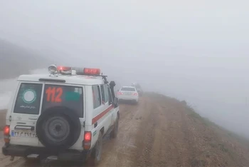 Xe của lực lượng cứu nạn di chuyển trong điều kiện thời tiết xấu tại tỉnh Đông Azerbaijan, Iran, ngày 19/5/2024. (Ảnh: Hiệp hội Trăng lưỡi liềm đỏ Iran)