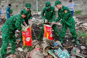Lực lượng Bộ đội Biên phòng Sóc Trăng thu gom hàng tấn rác thải tại khu vực cống Kênh Ba, thị trấn Trần Đề, huyện Trần Đề.