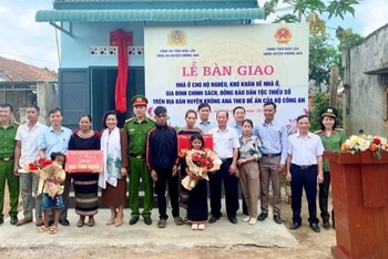 Công an huyện Krông Ana phối hợp Ủy ban nhân dân huyện Krông Ana tổ chức lễ bàn giao nhà thuộc Đề án hỗ trợ xây dựng 1.200 căn nhà cho các hộ nghèo cho hộ nghèo đưa vào sử dụng.