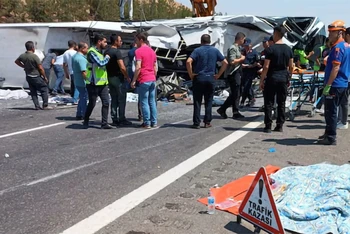 Lực lượng cứu nạn làm việc tại hiện trường vụ tai nạn trên đường cao tốc giữa Gaziantep và Nizip, Thổ Nhĩ Kỳ, ngày 20/8/2022. (Ảnh: Reuters)