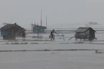 Trang trại nuôi tôm và cua ở khu vực Shyamnagar (Satkhira, Bangladesh) bị ngập do mưa lớn khi bão Remal quét qua. (Ảnh: Reuters)