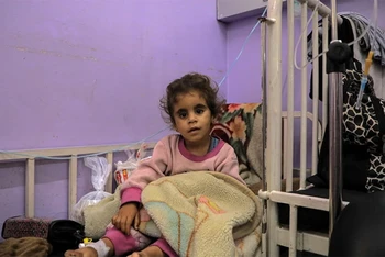 Trẻ em suy dinh dưỡng được điều trị tại bệnh viện ở thành phố Deir al-Balah, Dải Gaza, ngày 2/6/2024. (Ảnh: Tân Hoa Xã/TTXVN)