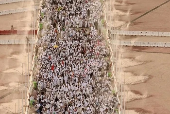 Các tín đồ Hồi giáo tới dự một nghi thức trong lễ hành hương Hajj ở thung lũng Mina, Saudi Arabia. (Ảnh: news.abs-cbn.com/TTXVN)