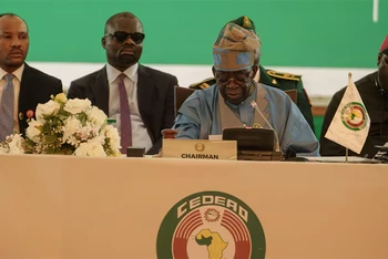 Ông Bola Ahmed Tinubu, Tổng thống Nigeria, Chủ tịch ECOWAS, phát biểu khai mạc Hội nghị cấp cao ECOWAS diễn ra tại Abuja, Nigeria, ngày 7/7/2024. (Ảnh: Reuters)