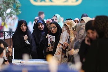 Cử tri xếp hàng chờ bỏ phiếu tại Tehran, Iran, ngày 28/6/2024. (Ảnh: Reuters)