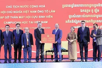 Chủ tịch nước Tô Lâm tặng quà cho Hội Cựu sinh viên Campuchia học tập tại Việt Nam. (Ảnh: TTXVN) 
