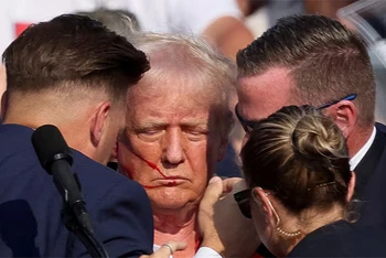 Cựu Tổng thống Donald Trump bị thương ở tai sau vụ nổ súng tại bang Pennsylvania, ngày 13/7/2024. (Ảnh: Reuters)