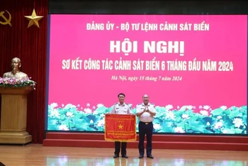 Thừa ủy quyền của Thủ tướng Chính phủ, Thiếu tướng Lê Quang Đạo trao Cờ thi đua của Chính Phủ tặng Cục Nghiệp vụ và Pháp luật Cảnh sát biển.