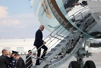 Tổng thống Mỹ Joe Biden lên chuyên cơ Air Force One tại sân bay quốc tế Harry Reid ở thành phố Las Vegas, bang Nevada, ngày 17/7/2024. (Ảnh: Reuters)