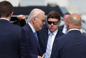 Tổng thống Mỹ Joe Biden chuẩn bị lên chuyên cơ Air Force One tại sân bay quốc tế Harry Reid ở thành phố Las Vegas, bang Nevada, ngày 17/7/2024. (Ảnh: Reuters)