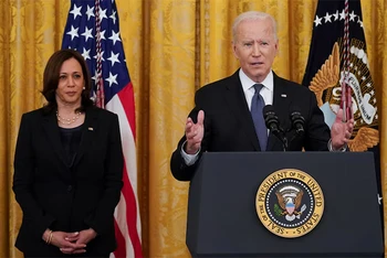 Tổng thống Joe Biden phát biểu tại Nhà trắng, ngày 20/5/2021. Đứng cạnh ông là Phó Tổng thống Kamala Harris. (Ảnh: Reuters)