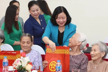 Bí thư Thành ủy Hà Nội Bùi Thị Minh Hoài tặng quà cho người có công tại Trung tâm Nuôi dưỡng và Điều dưỡng người có công số II Hà Nội.