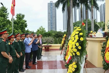 Chủ tịch nước Tô Lâm đã thắp hương tại Đài Tổ quốc ghi công, nghĩa trang Mai Dịch. (Nguồn: VOV)