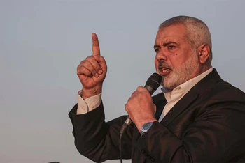 Ông Ismail Haniyeh phát biểu trong một cuộc biểu tình gần hàng rào biên giới giữa Đông Gaza và Israel, ngày 9/4/2018. (Ảnh: Tân Hoa Xã)