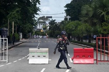 Lực lượng an ninh gác trên đường phố tại Yangon, Myanmar, ngày 19/7/2022. (Ảnh tư liệu: AFP/TTXVN)