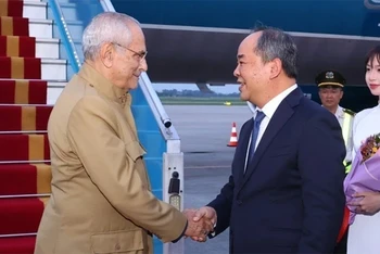 Chủ nhiệm Văn phòng Chủ tịch nước Lê Khánh Hải đón Tổng thống Timor-Leste Jose Ramos-Horta tại Sân bay quốc tế Nội Bài. (Ảnh: TTXVN)