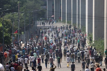 Người biểu tình đụng độ với cảnh sát và người ủng hộ chính phủ tại Dhaka, Bangladesh, ngày 4/8/2024. (Ảnh: Reuters)