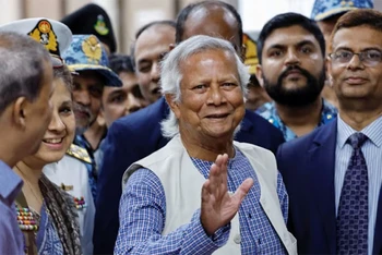 Ông Muhammad Yunus về tới sân bay quốc tế Hazarat Shahjalal tại Dhaka, Bangladesh, ngày 8/8/2024. (Ảnh: Reuters)