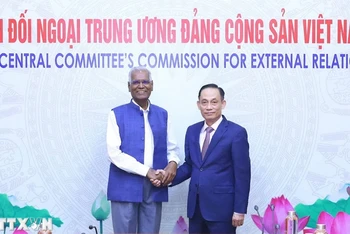 Trưởng Ban Đối ngoại Trung ương Lê Hoài Trung và Tổng Bí thư Đảng Cộng sản Ấn Độ Doraisamy Raja. (Ảnh: TTXVN)